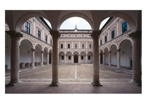 Il cortile rinascimentale del Palazzo Ducale di Urbino Foto Credit: Elio e Stefano Ciol