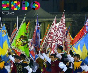 Gli sbandieratori della Quintana presenti durante l'inaugurazione di Expo 2015